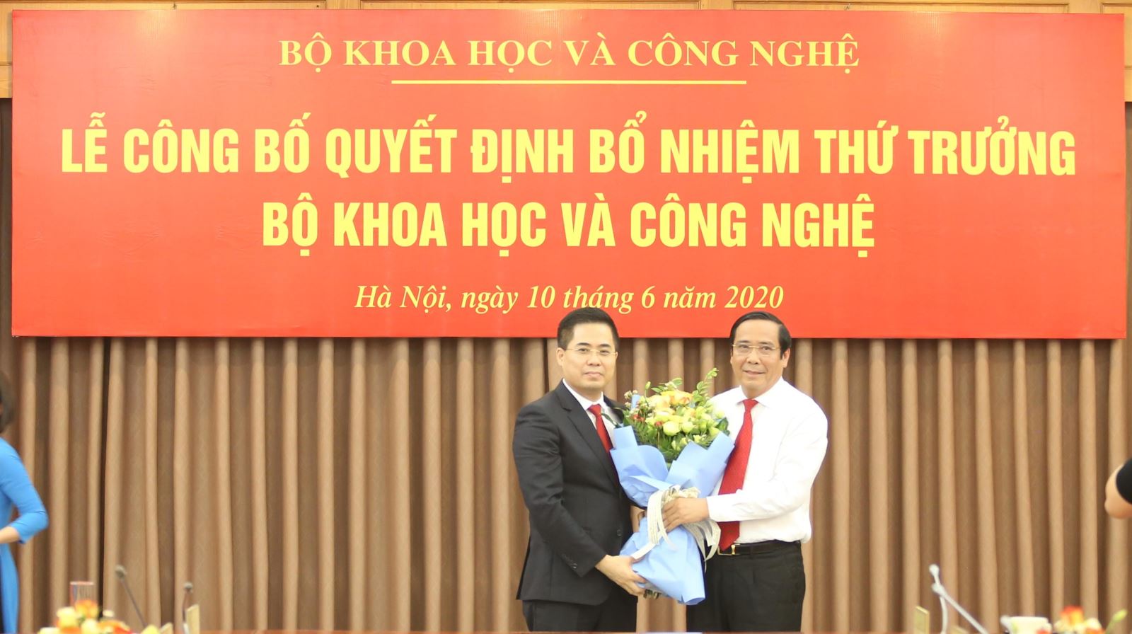 Phó Trưởng ban Thường trực, Ban Tổ chức Trung ương Nguyễn Thanh Bình tặng hoa chúc mừng.