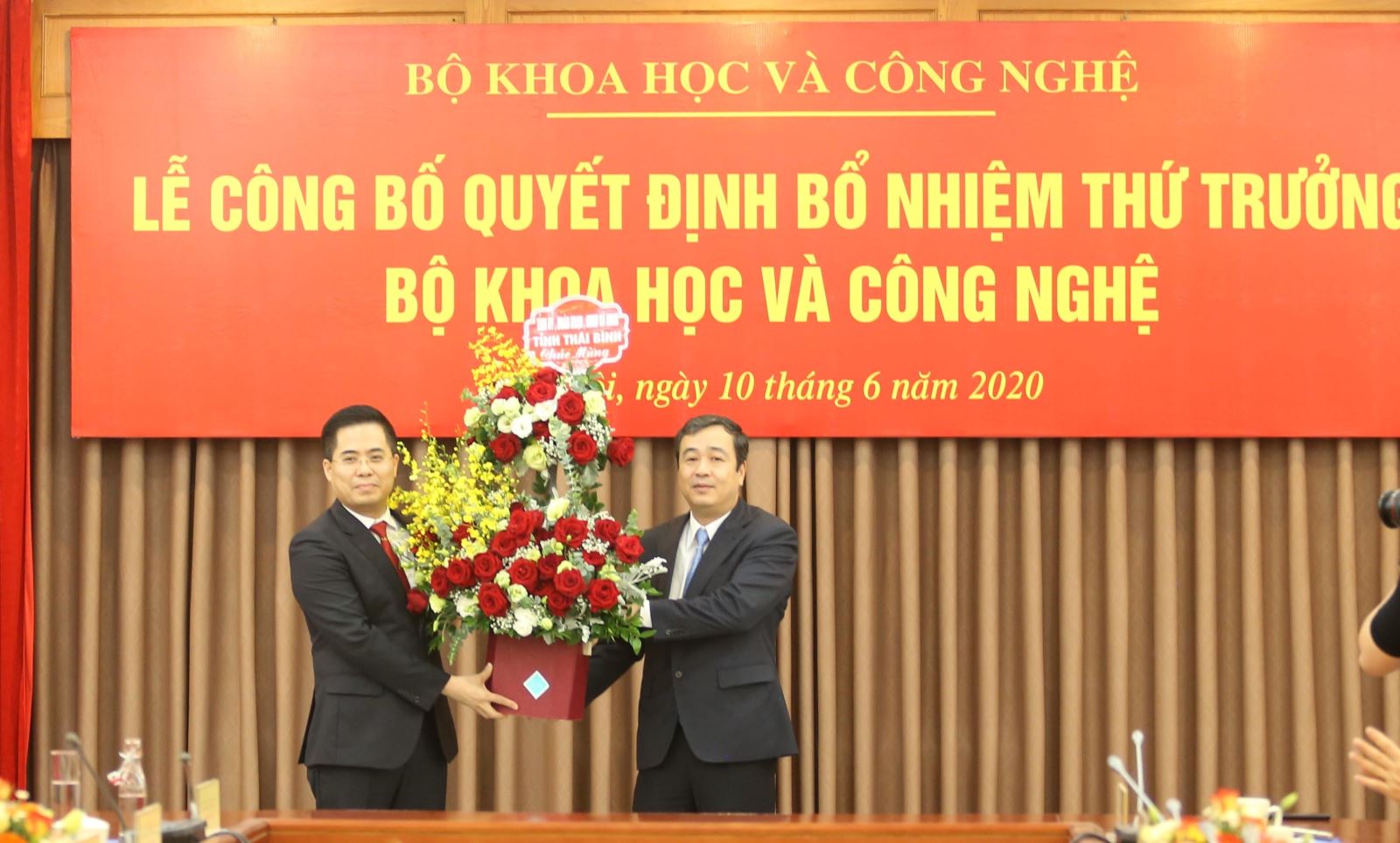 Bí thư Tỉnh ủy tỉnh Thái Bình Ngô Đông Hải tặng hoa chúc mừng.