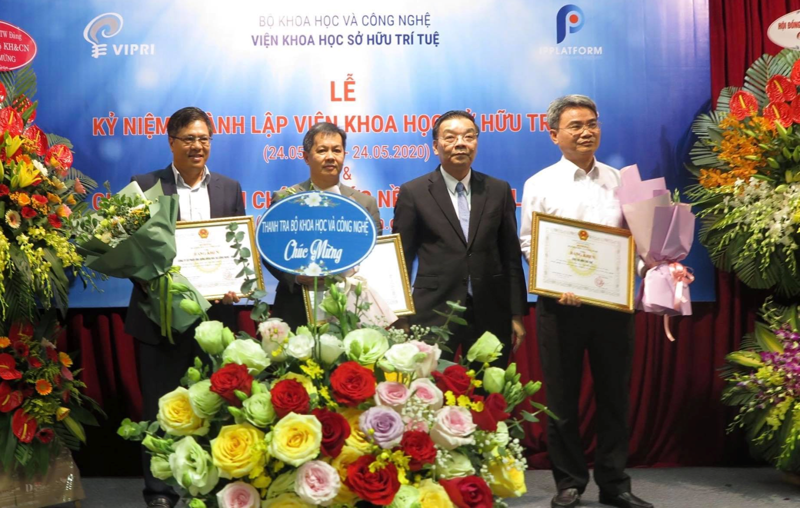 Bộ trưởng Chu Ngọc Anh trao Bằng khen của Bộ trưởng cho các đơn vị xây dựng Nền tảng IPPlatform.