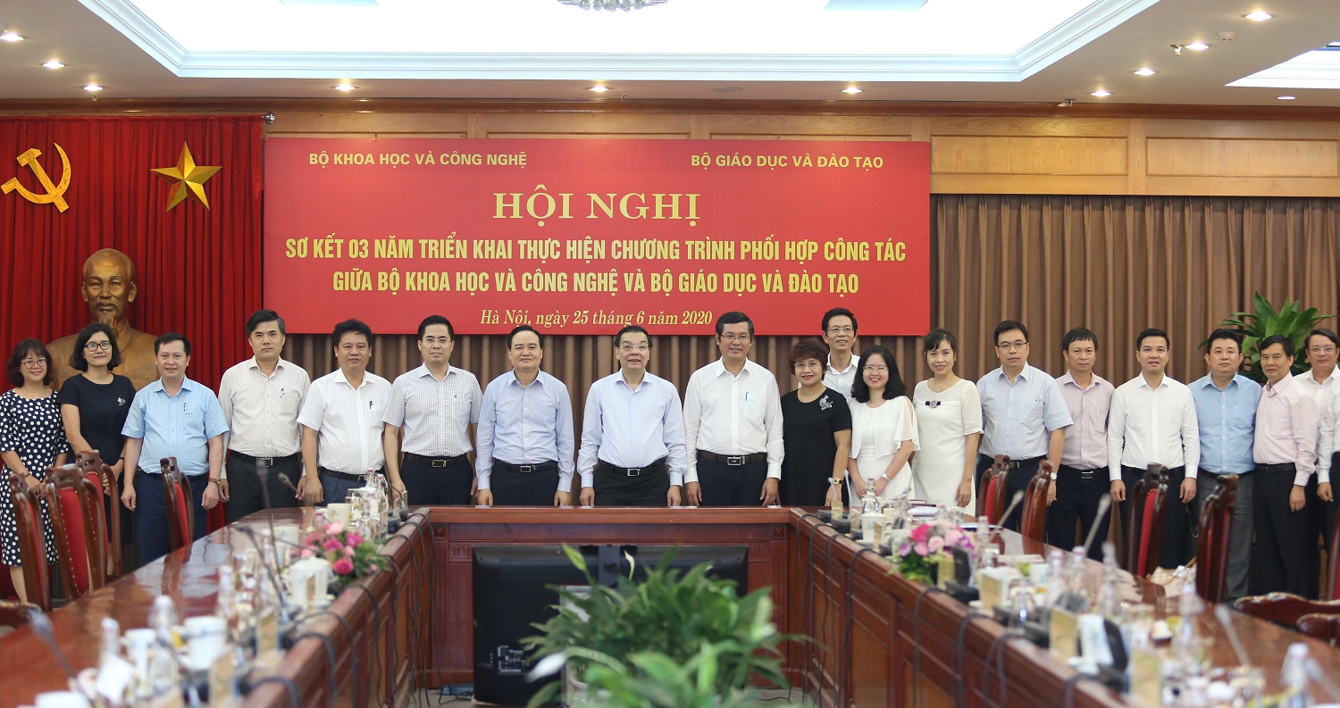 Bộ trưởng Chu Ngọc Anh và Bộ trưởng Phùng Xuân Nhạ chụp ảnh lưu niệm cùng các đại biểu tại Hội nghị.