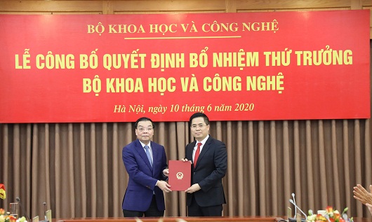 Bộ trưởng Chu Ngọc Anh thừa ủy quyền của Thủ tướng Chính phủ trao Quyết định điều động và bổ nhiệm cho tân Thứ trưởng Nguyễn Hoàng Giang.