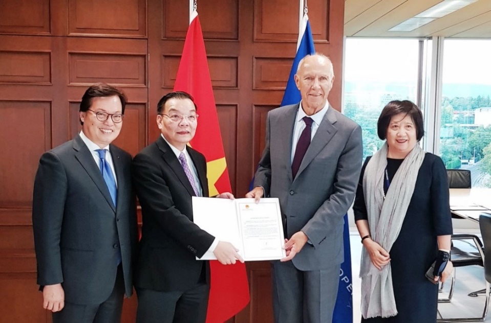 Bộ trưởng Chu Ngọc Anh trao văn kiện gia nhập Thỏa ước La Hay cho Tổng giám đốc WIPO Francis Gurry